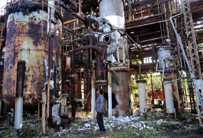 Union Carbide pesticide plant leaks 45 tons of methyl isocyanate in Bhopal, India